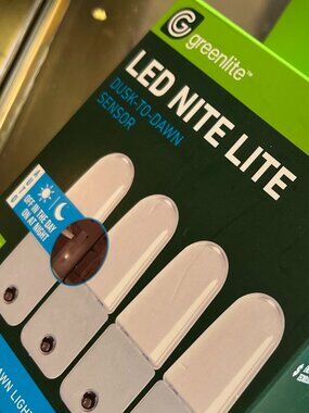 LED Night Lights Dusk to Dawn Sensor  (8‎ Lights! New!) (e/x)